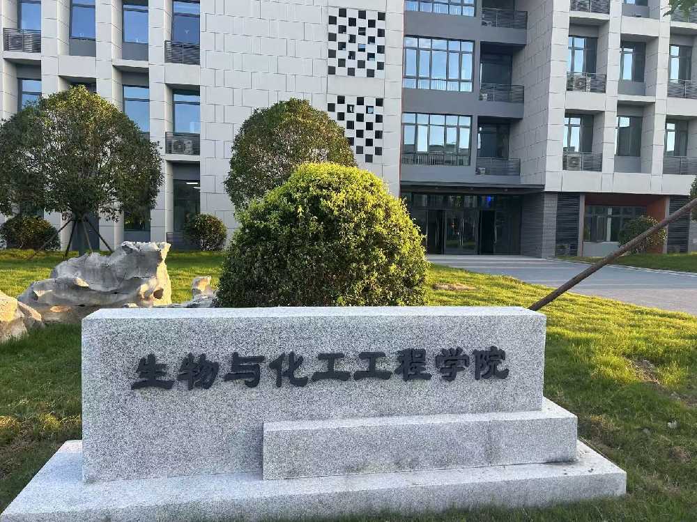 杨浦区扬州职业大学体育场高杆灯项目